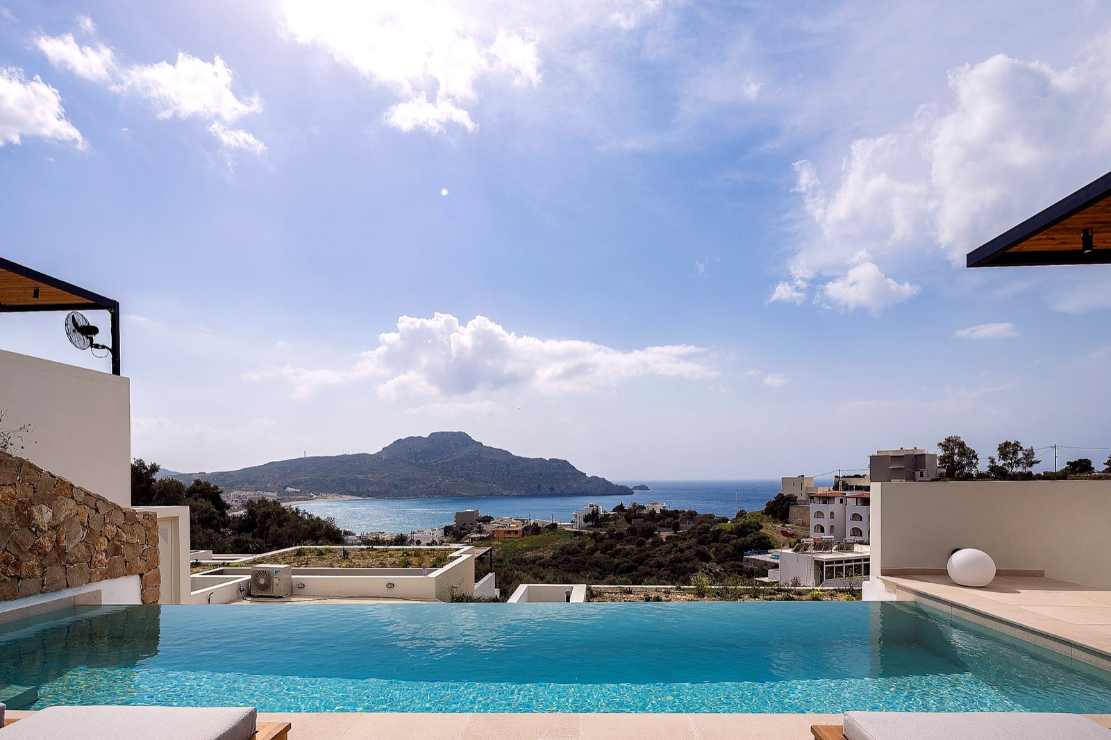 Infinity pool and sea view